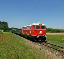 Anlässlich des 125 jährigen Geburtstages der Radkersburgerbahn veranstaltete ein beherzetes Team rund um Armin Klein zwei Jübiläumssonderzüge nach Bad Rakersburg.

Am 10.07.2010 fuhr der erste Sonderzug von Wien nach Mureck mit anschließender Pendelfahrt nach Bad Radkersburg und wieder zurück.

Dieses Bild zeigt die damals frisch hergerichtete 2043 005 mit dem E 16244 kurz vor dem Erreichen des Zielbahnhofes Bad Radkersburg.

Hier die Webseite der damaligen Veranstalter und Protektoren der Radkersburgerbahn.
http://neue.radkersburger-bahn.at/Default.aspx