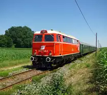 Anlässlich des 125 jährigen Geburtstages der Radkersburgerbahn veranstaltete ein beherzetes Team rund um Armin Klein zwei Jübiläumssonderzüge nach Bad Rakersburg.

Am 10.07.2010 fuhr der erste Sonderzug von Wien nach Mureck mit anschließender Pendelfahrt nach Bad Radkersburg und wieder zurück.

Dieses Bild zeigt die damals frisch hergerichtete 2043 005 mit dem E 16245 auf der Retourfahrt nahe Oberpurkla.

Hier die Webseite der damaligen Veranstalter und Protektoren der Radkersburgerbahn.
http://neue.radkersburger-bahn.at/Default.aspx