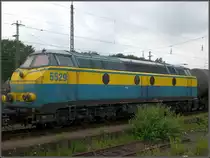 Im Sommer 2007 konnte man die belgischen Brummer noch in Aachen West bestaunen.
Hier ein Exemplar in der gelb blau Variante,die SNCB 5529 bildlich festgehalten
und der Nachwelt erhalten*. Da das Gestr�pp leider die Achse verdeckt,lasse ich das
Foto mal unter Stimmungsbild (Belgien) laufen. 