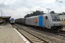 Private unter sich: Links ME 82828 nach Uelzen, rechts Br�unert/Novelis 185 696-2  Marie-Chanthou  mit dem stark versp�teten Nievenheimer. Kreiensen, 09.08.2012