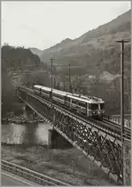 Eines meiner ersten Fotos �berhaupt, zeigt einen  modernen Vorortszug , denn ich 1976 in Landquart abgeknipst habe.
Wie gut, kann auch heute noch einen solchen RhB Be 4/4 Pendelzug fotografieren: Als S1 1524 f�hrt der Be 4/4 N� 511 �ber die Hinterrheinbr�cke bei Reichenau Tamins Richtung Chur. 
15. M�rz 2013