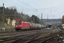 185 063-5 zieht am 17. M�rz 2013 einen Kesselwagenzug durch Kronach.