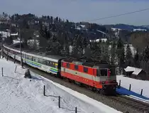 Zur �berraschung des Fotografen zog keine Re 446/456 sondern die Re 4/4 11108 mit „Swiss Express“-Lackierung die Wagen des Voralpen-Express IR 2413 von Luzern nach Romanshorn. Die Aufnahme entstand am 16.03.2013 zwischen Mogelsberg und Degersheim.