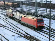 Lokzug bestehend aus 152 140 – 0 der DB, 247 045-8 der Euro Cargo Rail und 232 303-8 der East-West-Railways bei der Ausfahrt aus dem Bahnhof Cottbus am 15. M�rz 2013.