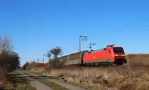 152 108-7 fuhr am 12.03.2013 mit einem Autozug von Emden nach Osnabr�ck, hier bei Veenhusen.