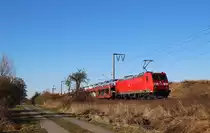 185 160-9 fuhr am 12.03.2013 mit einem Autozug von Emden nach Osnabr�ck, hier bei Veenhusen.