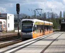 Fahrbarer Werbetr�ger.....

Immer mehr Triebwagen der Saarbahn werden zu Werbefl�chen.

Hier Triebwagen 1005 mit Globus Werbung am 04.04.2011 am Bf. SB - Brebach.

Im Bahnhof Brebach f�hrt die Saarbahn noch nach Eisenbahnvorschriften, in 2 Kilometern wird sie das Stadtgebiet von Saarbr�cken erreichen und als Stra�enbahn eingestuft.