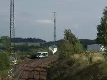 Im 2 Stundentakt verkehren die VT der Vogtlandbahn zwischen Hof und Plauen. Hier erreicht ein Regiosprinter den Bahnhof Gutenf�rst aus Plauen (Grobau) kommend. Obwohl noch 2 Bahnsteige vorhanden sind, halten die VT der Vogtlandbahn nur noch auf Gleis 1, egal aus welcher Richtung sie kommen.
14.08.2011