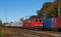 155 266-0 hat am 27.10.12 einen langen Containerzug aus Bremerhaven am Haken und rollt gerade durch Langwedel Richtung Hannover, whrend der Gegenzug gen Hafenmetropole fhrt.