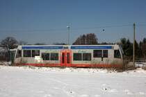 Ein mir leider unbekannter Triebwagen bedient aktuell die Strecke Lutherstadt Wittenberg - Bad Schmiederberg Kurzentrum.
Hier beim Endhalt in Bad Schmiedeberg  Kurzentrum am 16.03.2013 gegen 11:18 Uhr
Gattungsbezeichnung (?) 9580 0504 002-6 D VESK 