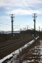 Der Beginn der Speisefreileitung  an der Strecke Dresden - Berlin bei Bhla.
17.03.2013 gegen 12:44 Uhr aufgenommen, am rechten Bildrand liegt dann das bahneigene Umspannwerk  bei Bhla
