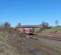 Bei Reuth im Vogtland...

Wie lange diese Betonbrcke noch stehen wird ist nicht genau datiert. Aber sie wird bestimmt im Rahmen der Streckenelektrifizierung einer neuen Konstruktion weichen mssen.
Am 08.04.2011 erreicht ein 612er Prchen aus Richtung Schnberg kommend die Brcke. Sie haben den Scheitelpunkt der Strecke beim Haltepunkt Reuth erreicht und bis Hof geht es nun fast nur bergab.

Die Brcke hat das Jahr 2013 nicht mehr erlebt!