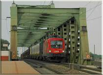 1116 174 �berquert am 21.7.2006 die Donau. Die Aufnahme entstand bei der S-Bahnstation Praterkai.