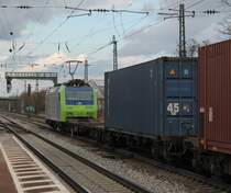 Nachschuss von Re 485 019-4 am 10.03.2013 mit einem KLV nach Rheinhausen im Ruhrgebiet. Hier ist sie in der Nhe vom badischen Rheinhausen im Orschweirer Bahnhof.