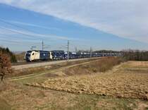 Die 183 704 mit einem Autozug am 17.03.2013 unterwegs bei Taufkirchen a. d. Pram.