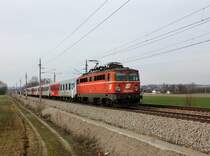 Die 1142 575 mit einem R nach Linz am 17.03.2013 unterwegs bei Taufkirchen a. d. Pram.