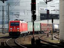 185 224-3 erreicht von sterreich kommend mit einem Containerzug Passau-Hbf; 130316