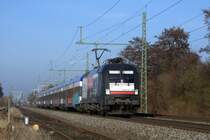 MRCE Dispolok ES 64 U2-030 (182 530), vermietet an OLA, ist mit dem aus einer angemieteten Married-Pair-Wagengarnitur der NOB gebildeteten HKX 1802 am 17.11.12 bei Diepholz auf der Fahrt von Hamburg-Altona nach Köln Hbf unterwegs.