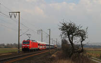 185 171-6 fuhr am 18.03.2013 mit einem gemischten Gterzug von Osnabrck nach Emden, hier bei Veenhusen.