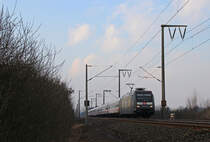 101 141-0 fuhr am 18.03.2013 mit dem IC 2332 von Norddeich nach Kln, hier bei Veenhusen.