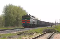 Jekabpils am 1.5.2012. 2T310M-3452 erreicht im Gegenlicht den Bahnhof
und f�hrt nun mit ihrem Leerwagenzug weiter in Richtung Daugavpils.