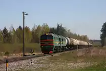 Am 1.5.2012 erreicht hier 2M6200010 mit einem schweren Tankwagenzug
den kleinen Land Bahnhof Kukas, wo sie auf ihrem weiteren Weg nach
Riga einen Gegenzug, der in Richtung Rekzene unterwegs ist, kreuzen wird.