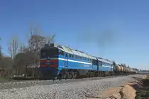 Doppellok 2T3115-1667 der Skinest Rail hat am 1.5.2012 im Bahnhof 
Plavinas den Schnellzug aus Riga abwarten m�ssen. Nun heulen die Motoren
auf und die schwere Maschine setzt ihren beladenen Tankzug wieder in 
Richtung Riga in Bewegung.