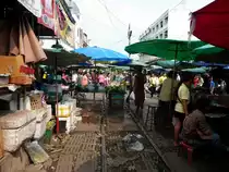 Die Bahnhofeinfahrt von Mahachai am 05.12.2012. Der ganze Bahnhof ist ein Markt, mit hat das die Gelegenheit gegeben auf dem Bahnsteig neue Flipflops zu kaufen :)
