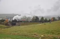 99 1794 mit P1001 Neudorf am 25.10.2012. Im Eisatz war die stilreine DR- Traditionsgarnitur.