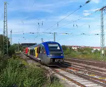 Ein buntes Gespann...

SNCF TER Lorraine X73 918 und ein in DB Farben lackierter Triebwagen, entweder X73 914 oder 915, befahren den Saardamm in Richtung Forbach/Franz. Grenze.

2 Triebwagen im grenz�berschreitenden Verkehr wurden vom Saarland bezahlt und erhielten DB Lackierung sowie DB und SNCF Aufschrift.

31.08.2011 KBS 682 auf dem Saardamm bei Saarbr�cken - Burbach