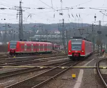Ob es der Reisende gelassen nimmt.......

oder sich aufregt, wenn er von Saabr�cken bis Koblenz in einem 426er Platz nehmen muss, anstelle eines Lok bespannten Zuges mit Doppelstockwagen.

Ein 425er leuchtet mir ja noch ein aber eine Doppeltraktion 426er auf dieser Strecke, na ja. Bei einem 425er hat man zumindest eine Durchgangsm�glichkeit im ganzen Zug.

426 021 und 426 004 als RE 1 nach Koblenz bei der Einfahrt in den Hauptbahnhof Saarbr�cken.

Im Hintergrund f�hrt 425 139 zur Abstellung

28.02.2012