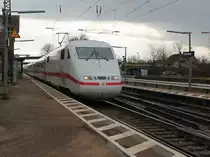 Hier der mit Graffiti verschmierte 401 580-6  Castrop Rauxel  am 10.03.2013 in Orschweier.