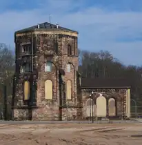 Ich stehe unter Denkmalschutz...

ob das etwas Gutes bedeutet (siehe Stuttgart 21) das wird die Zukunft zeigen.
Jedenfalls steht er zum Verkauf mit 280m� Nutzfl�che auf 3 Etagen.

Der Wasserturm des ehemaligen Bahnbetriebswerkes in Saarbr�cken, erbaut 1902, hat es auf jeden Fall verdient im neuen Europa Viertel am Euro Bahnhof Saarbr�cken zu �berleben.

27.02.2012