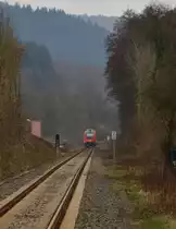 Blick auf die Odenwaldbahn Kbs 461 die von Eberbach am Neckar nach Darmstadt und Hanau f�hrt. Gerade hat der 615 108 den Bahn�bergang gekreuzt, von dem dieses Foto entstanden ist und f�hrt nun seinem Ziel Frankfurt Hbf entgegen.17.3.2013