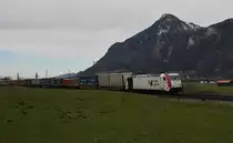 185 665-7 von LM ist am 20.3.2013 mit einem Kombiverkehr von M�nchen nach Italien unterwegs. Hier im Inntal bei Niederaudorf.