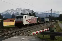 Ein Rotes Zebra von Lokomotion. 189 901-2 ist mit einem Kombiverkehr am 20.3.2013 nach M�nchen unterwegs. Hier am Bahn�bergang von Niederaudorf. Im Hintergrund das Kaisergebirge auf �sterreichischer Seite.