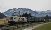 Die 1116 264-3 ``Hitradio �3`` der �BB ist am 20.3.2013 mit Sattelauflegern von Italien nach M�nchen unterwegs. Hier am Bahn�bergang in Niederaudorf.