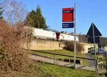 Hinweisschild auf den Bahnhof Leubsdorf und das Richtungsgleis nach Koblenz.
Im Hintergrund f�hrt gerade ein Rungenwagenzug mit zwei E37 Loks von CB-Rail in Richtung Linz durch. Montag 4.3.2013