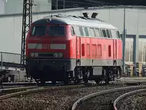 218 404-2 entschwindet nach der erbrachter Zugleistung RE27005, am weitl�ufigen Gel�nde des Passauer Hauptbahnhofes; 130316