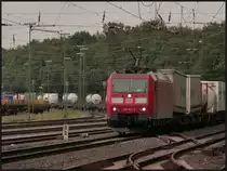 Mit einen langen G�terzug am Haken rauscht die 185 151-8 in Duisburg Wedau vorbei.
bildlich festgehalten im September 2012.
