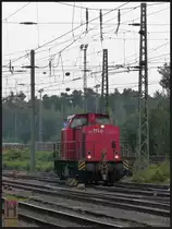 Richtig gut in Pose gesetzt,sowohl die 203 111-0, als auch der Lokf�hrer.Die 
Szenerie bildlich festgehalten im September 2012 am Haltepunkt Entenfang in Duisburg.
