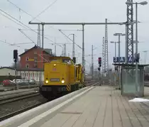 203 305-8 durchf�hrt am 21. M�rz 2013 mit zwei Skl's im Schlepp den Bahnhof Lichtenfels.