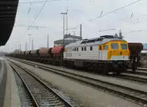 V300.18 (232 446-5) der SGL steht am 21. M�rz 2013 mit einem Schotterzug in Lichtenfels.