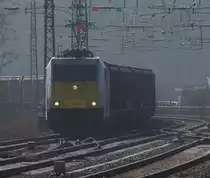 Der Nebel l�st sich langsam auf......

Um 5 Minuten nach 12 Uhr k�mpfte sich die Sonne langsam durch.

ECR E 186 309 bringt einen G�terzug aus Forbach (Frankreich)nach Saarbr�cken. Zum Hauptbahnhof Saarbr�cken sind es noch 2 Kilometer, zum Rangierbahnhof noch etwa 1 Km mehr.
29.02.2012 - KBS 682 - Saardamm Saarbr�cken