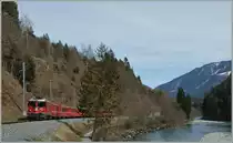 Die RhB Ge 4/4 II 632 strebt mit ihrem RE 1240 Disentis entgegen und konnte hier beim Kilometer 26.3 fotografiert werden. Gleich danach verengt sich die Rheinschlucht und bietet eindrückliche Szenen, doch fehlende Zeit und ein gesperrter Wanderweg verhinderten dieses Mal weitere Bilder. 
16. März 2013