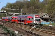 Kaunas 28.4.2012.
Ein  Elefant  aus Vilnius trifft ein. Skoda aus Tschechien hat
inzwischen eine gr��ere St�ckzahl dieser Doppelstock Triebwagen
an die Litauischen Eisenbahnen geliefert. 