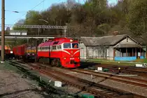 M 62 1640 hat gerade den Tunnel an der Zufahrt zum Hauptbahnhof
Kaunas verlassen und erreicht nun nach wenigen Metern den Bahnhof
in Kaunas.
Aufnahme am 28.04.2012.