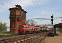 Kaisyadoris in Litauen am 29.4.2012.
Ein toller alter Wasserturm pr�gt das Bild dieses Bahnhofs.
Er ist zugleich Hintergrund f�r die mit einem Tankzug gen Westen
fahrende 2M62 0566.