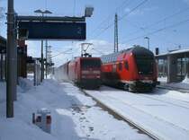W�hrend 145 045,am 23.M�rz 2013,durch Bergen/R�gen fuhr stand auf dem Nachbargleis der RE 13026 Bergen/R�gen-Stralsund.