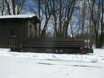 Zum Transport von Holzst�mmen wurde der Rollwagen 97-06-77 verwendet.Aufgenommen am 23.M�rz 2013 in Putbus.